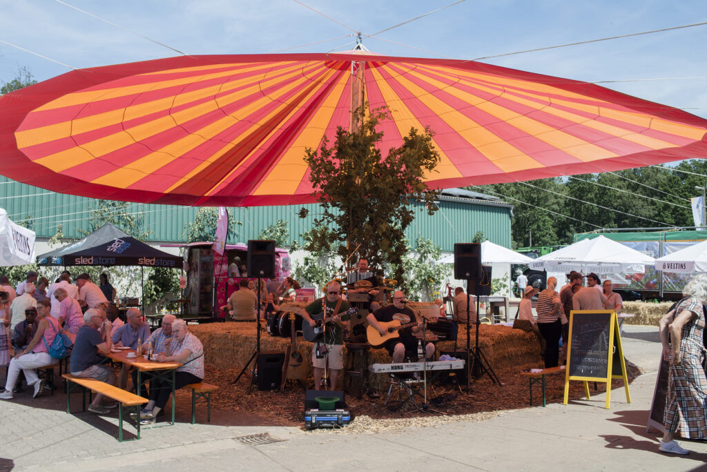 Dieses Bild hat ein leeres Alt-Attribut. Der Dateiname ist Fallschirm-StimmundDSC_0358-Gutsfest-Kalbeck-1024x684.jpg